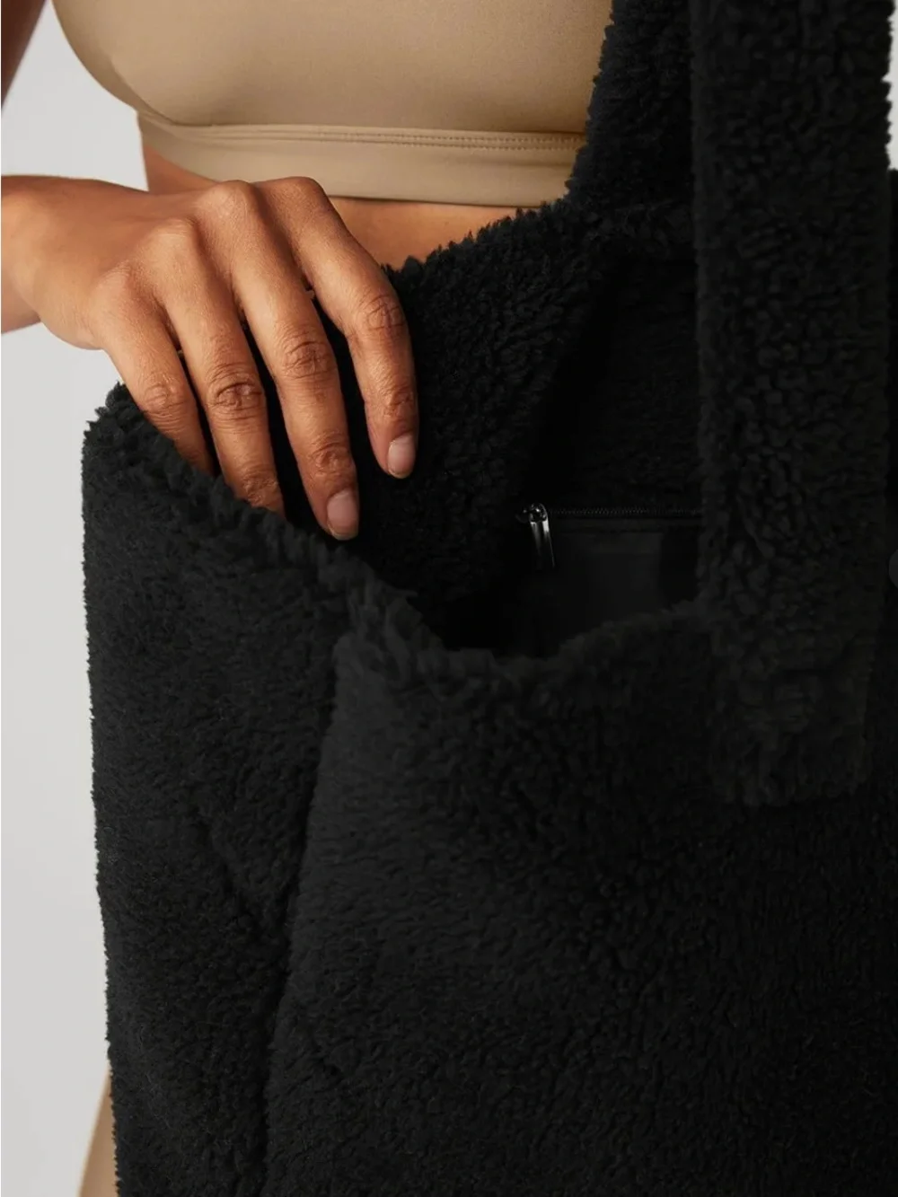 alo foxy sherpa tote in black